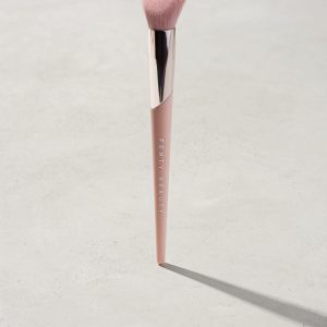 Cheek-Hugging Highlight Brush 120